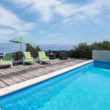 Holiday House D *